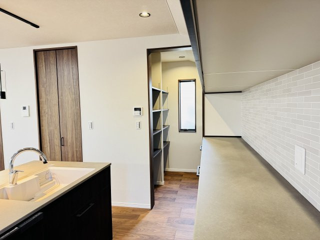 八王子市　大楽寺町　新築一戸建てのキッチン|～大容量収納可能なパントリーつき～