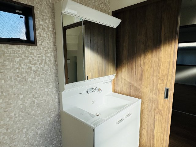 八王子市　大楽寺町　新築一戸建ての独立洗面台|～３面鏡付きの独立洗面台　細々している物をスッキリ収納出来ます～