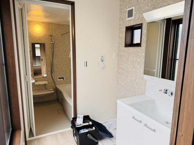 八王子市　大楽寺町　新築一戸建ての脱衣所|～窓付きで明るい洗面所　換気もしやすいです～