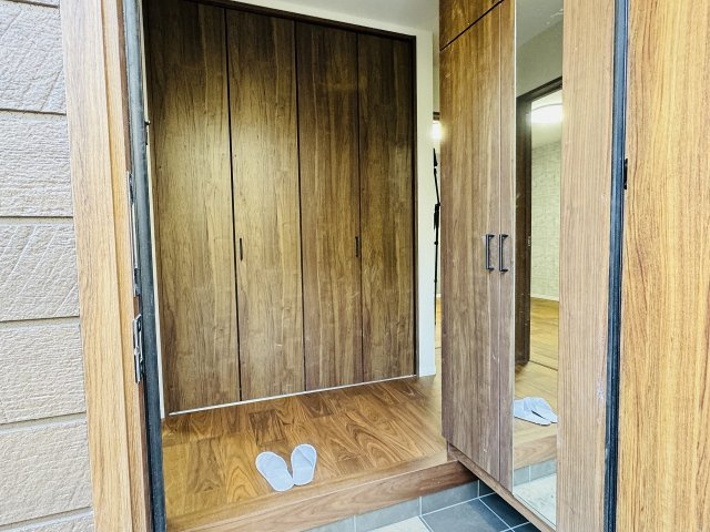 八王子市　大楽寺町　新築一戸建ての玄関|～開放感のある玄関ホール～