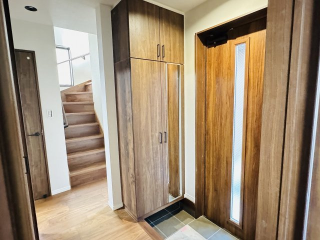 八王子市　大楽寺町　新築一戸建ての玄関|～収納タップリの玄関です～