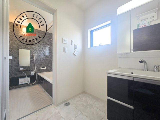 春日市一の谷1丁目第1-4棟（2号棟）の脱衣所|ゆとりの洗面スペースで朝の身支度もスムーズに。暮らしを快適に変えるシャワー付洗面台です！