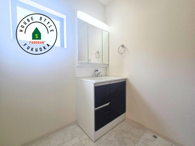 春日市一の谷1丁目第1-4棟（2号棟）の独立洗面台|毎日使うものだから清潔な空間を保ちたい水回り。洗面にはそんな願いを解消させてくれる収納アイデアが満載です。三面鏡の裏側にはキャビネットが現れ小物から背の高い物まで収納できます。