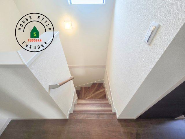 春日市一の谷1丁目第1-4棟（2号棟）の内装|階段からも明るい光が入ります。