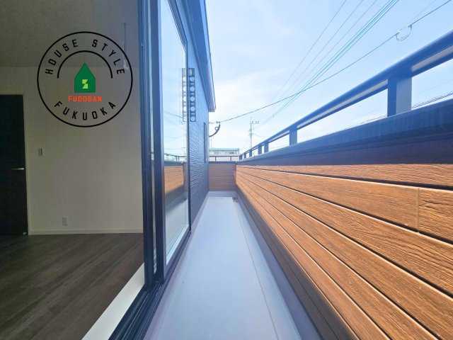 春日市一の谷1丁目第1-4棟（2号棟）のバルコニー|風をしっかりと感じられるバルコニーでは、毎日が洗濯日和です。広々としているので洗濯も楽しくなるでしょうし、気分転換にバルコニーからの眺めを楽しむのもいいでしょう。