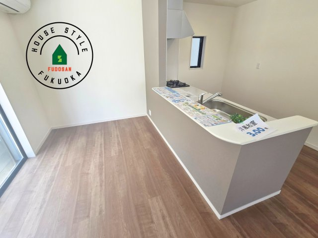 春日市一の谷1丁目第1-4棟（2号棟）のダイニング|キッチンから立ち込める香りが今日の料理を期待させます。