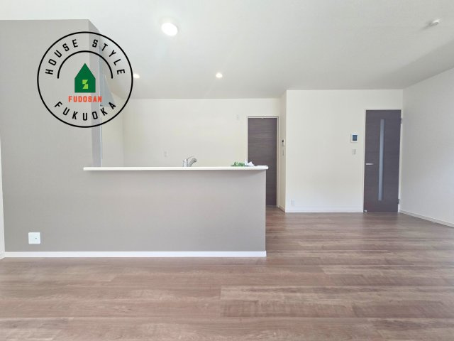 春日市一の谷1丁目第1-4棟（2号棟）の居間・リビング|キッチンからリビングをしっかり確認できます。家族の笑顔があふれる空間になりそうですね。