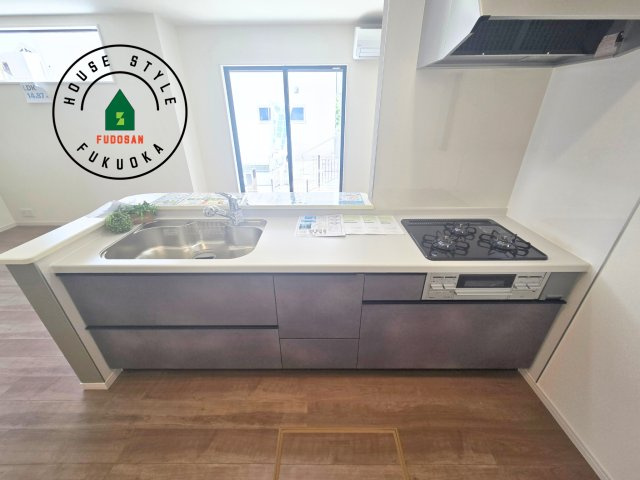 春日市一の谷1丁目第1-4棟（2号棟）のキッチン|ご家族を近くに感じられる対面キッチンのLDK。会話もはずみそうですね。