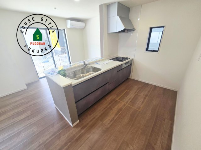 春日市一の谷1丁目第1-4棟（2号棟）のキッチン|料理がはかどる嬉しいグリル付き三口コンロ。