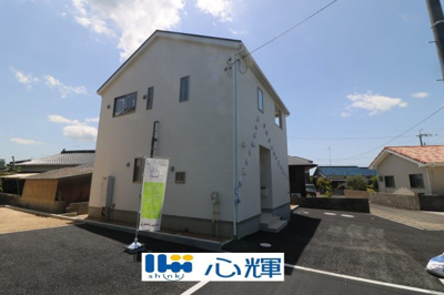 【外観】 | クレイドルガーデン山陽小野田市東高泊　第1（３号棟） | 明るい日差しが差し込む現地。車もゆったり駐めることができます。ぜひ現地をご覧ください。
