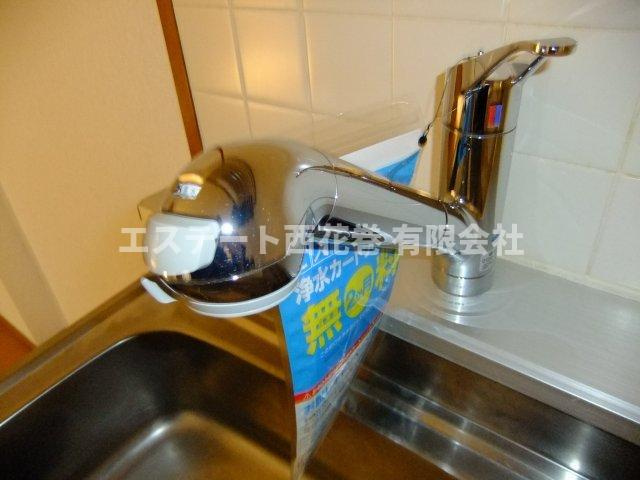 パームハイツ高田A棟のキッチン|浄水器内蔵シャワー付き蛇口。カートリッジは有料となります。