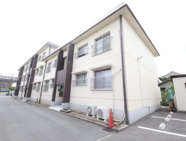 菅原三和マンションの外観
