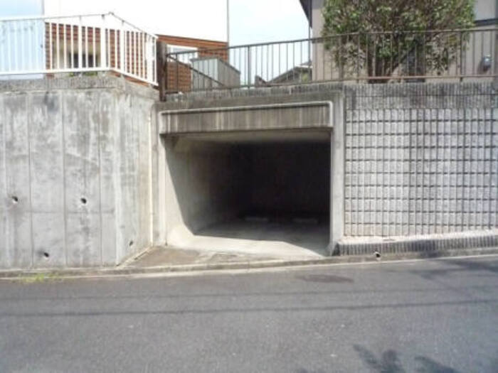 桜ヶ丘2丁目一戸建賃貸住宅の駐車場