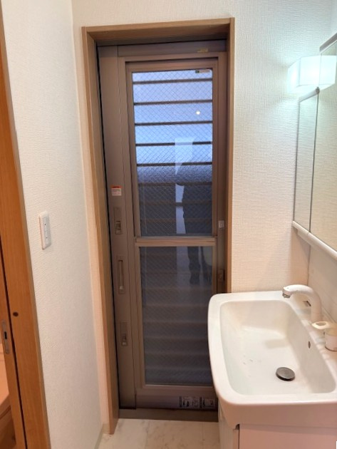 ◆令和３年９月リフォーム済みの美宅◆設備満載のロフト付き３ＬＤＫ住宅◆城陽市富野西垣内の洗面所|勝手口