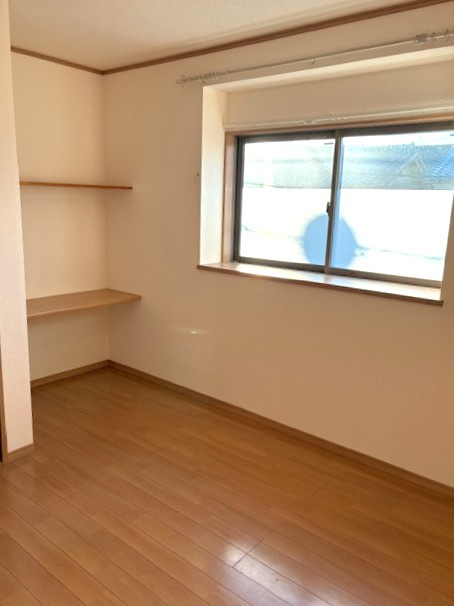 ◆令和３年９月リフォーム済みの美宅◆設備満載のロフト付き３ＬＤＫ住宅◆城陽市富野西垣内の洋室|洋室７帖(西側)