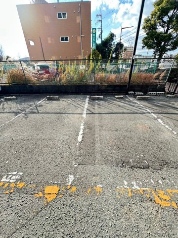 エステート三島の駐車場