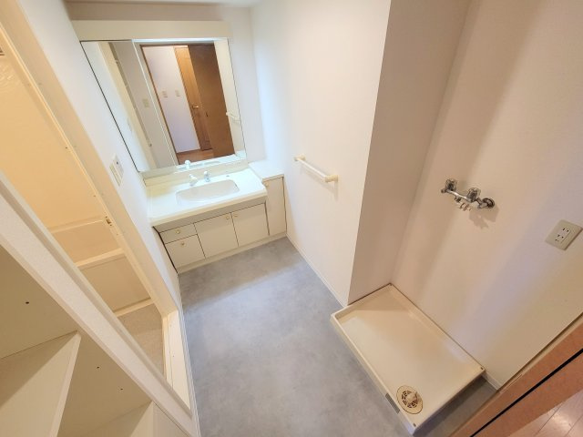 ローレルスクエア登美ヶ丘第Ⅰ期1番館の洗面所