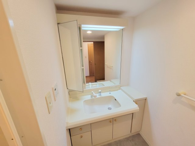 ローレルスクエア登美ヶ丘第Ⅰ期1番館の独立洗面台