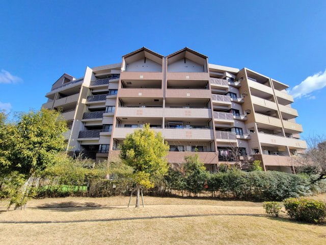 ローレルスクエア登美ヶ丘第Ⅰ期1番館の外観