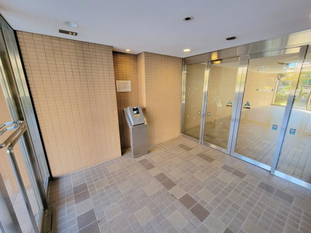 ローレルスクエア登美ヶ丘第Ⅰ期1番館のエントランス