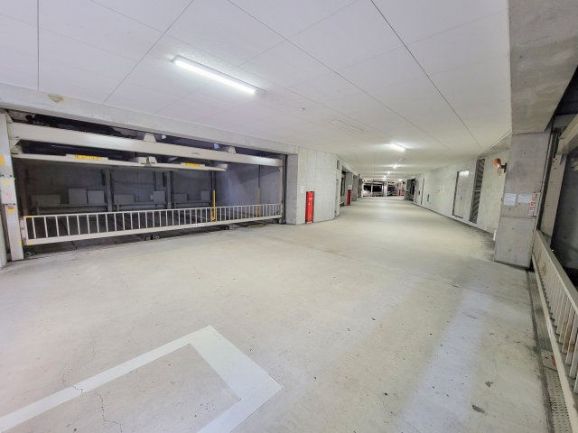 ローレルスクエア登美ヶ丘第Ⅰ期1番館の駐車場