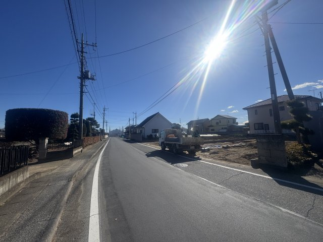 新築　伊勢崎市境女塚　GRAFARE　１号棟の前面道路含む現地写真|現地写真　北東側接道幅員約8ｍ