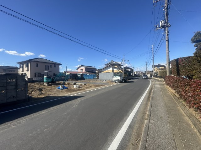 新築　伊勢崎市境女塚　GRAFARE　2号棟の前面道路含む現地写真|現地写真　北東側接道幅員約8ｍ