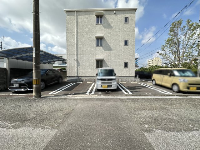 シャーメゾン パン トロワの駐車場