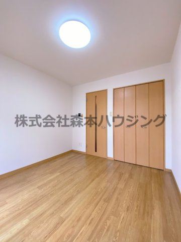 【洋室】 | 　ナビ磐船 | 落ち着いた色調の洋室です