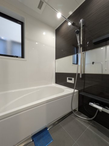 【浴室】 | 半身浴もゆっくり楽しめる広々浴室