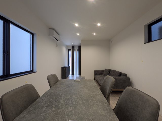 【居間・リビング】 | ☆ホームステージングしています。家具は撮影用です。
