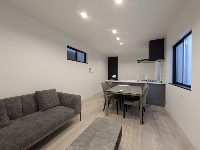 【居間・リビング】 | ☆ホームステージングしています。家具は撮影用です。
