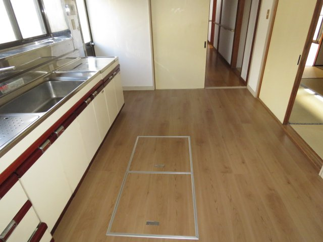 川越市霞ヶ関北1丁目　4SDK　戸建て貸家のキッチン|床下収納