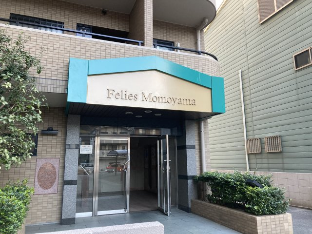 フェリエス桃山のエントランス
