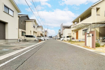 【前面道路含む現地写真】 | 大津市大萱４丁目　中古戸建 | 〈こちらの物件〉に興味がある方はお気軽にお問い合わせ下さい！月々のお支払い希望額からお客様が購入可能な物件の価格をシミュレーション致します(*´▽｀*)