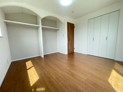 【洋室】 | 新築戸建/小岩1棟 | 3階にある７帖の居室の奥には5.25帖の屋上テラスがございます。