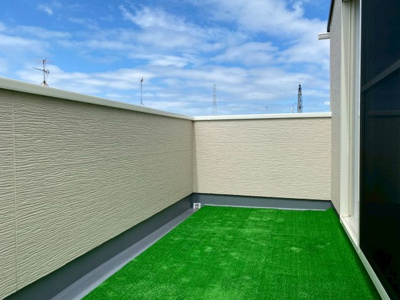 【バルコニー】 | 新築戸建/小岩1棟 | 人の目を気にせずくつろげる屋上テラスはご家族の憩いの場になったり、洗濯物を干したりと用途は多彩です。