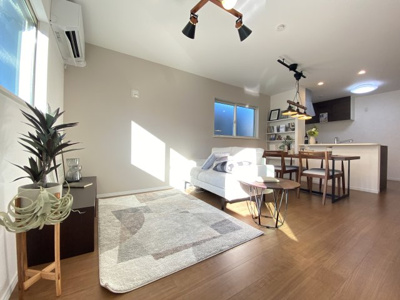 【居間・リビング】 | 新築戸建/小岩1棟 | 17帖の明るく開放的なリビングダイニング。
料理をしながらご家族も見れるカウンターキッチン仕様です。