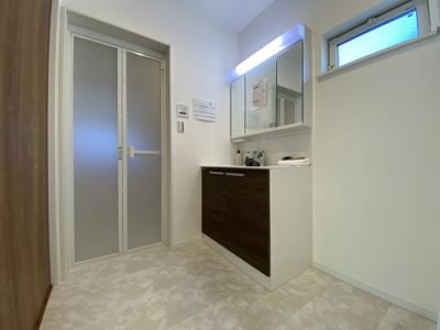 【独立洗面台】 | 新築戸建/小岩1棟 | 巾90cmの洗面化粧台と洗濯機を置いても、十分なスペースが確保出来る広々とした洗面所です。