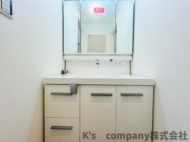 茅ヶ崎市今宿　新築戸建　2号棟の独立洗面台|三面鏡の内側には小物収納が充実しています◇