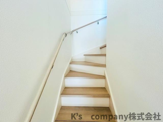 茅ヶ崎市今宿　新築戸建　2号棟の内装|手すり付きの階段♪