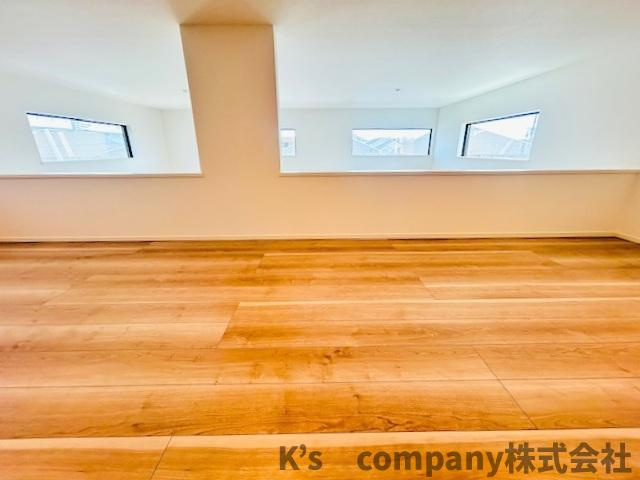 茅ヶ崎市今宿　新築戸建　2号棟のその他|リビングの上部にあるロフト☆固定階段ですので重い荷物も運び入れることできます☆