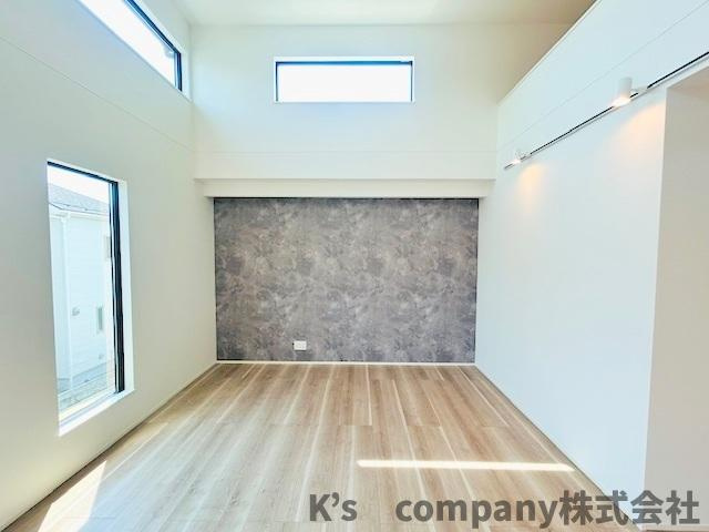 茅ヶ崎市今宿　新築戸建　2号棟の居間・リビング|リビングにはアクセントクロスがありおしゃれな印象になっています♪