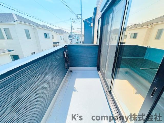 茅ヶ崎市今宿　新築戸建　2号棟のバルコニー|ゆとりのあるバルコニー◇たくさん洗濯物を干せます♪