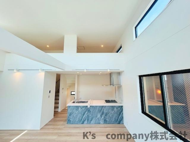 茅ヶ崎市今宿　新築戸建　2号棟の居間・リビング|吹き抜けで上部にはロフトが見えます♪