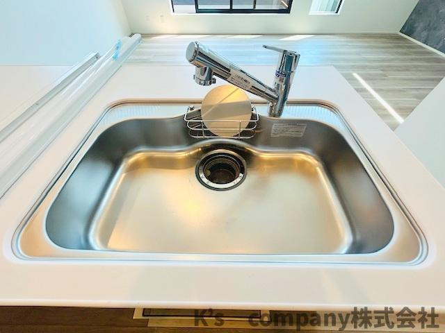 茅ヶ崎市今宿　新築戸建　2号棟のキッチン|扱いやすいステンレス素材のシンク◇