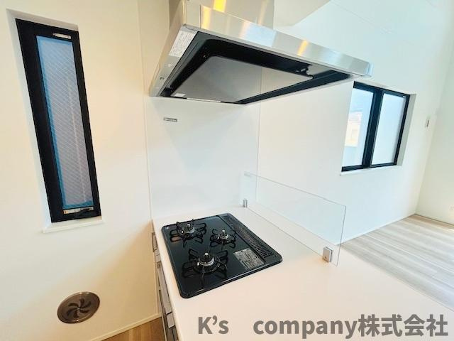 茅ヶ崎市今宿　新築戸建　2号棟のキッチン|三口ガスコンロでお料理の幅が広がります◇