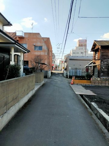 売土地の前面道路含む現地写真