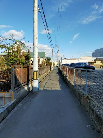 売土地の前面道路含む現地写真