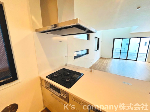 茅ヶ崎市今宿　新築戸建　3号棟のキッチン|キッチンには窓もあり、換気も◎